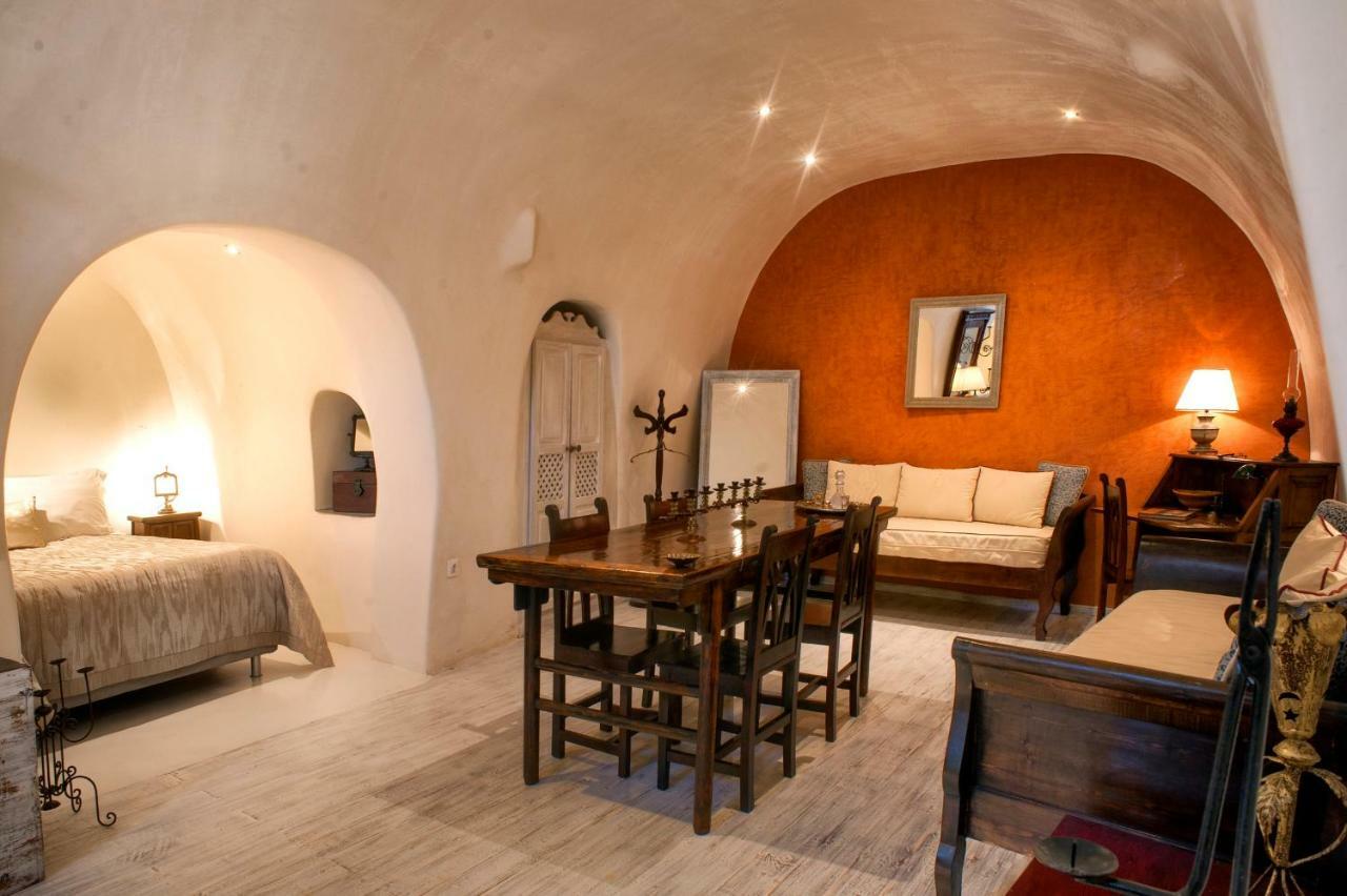 Heliophos Boutique Caves Oía