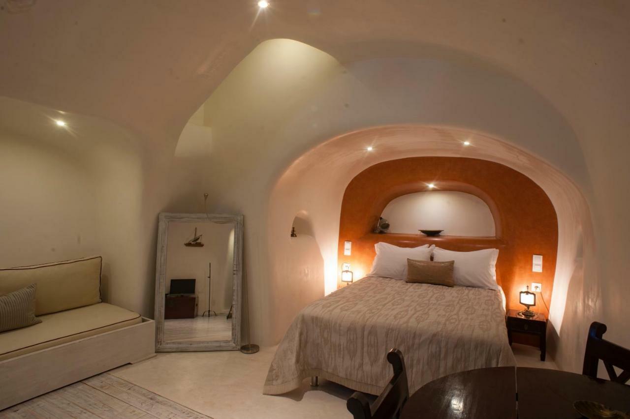 Heliophos Boutique Caves Oía