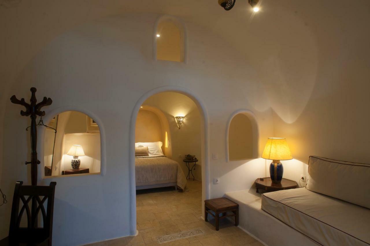 Heliophos Boutique Caves 3* Oía