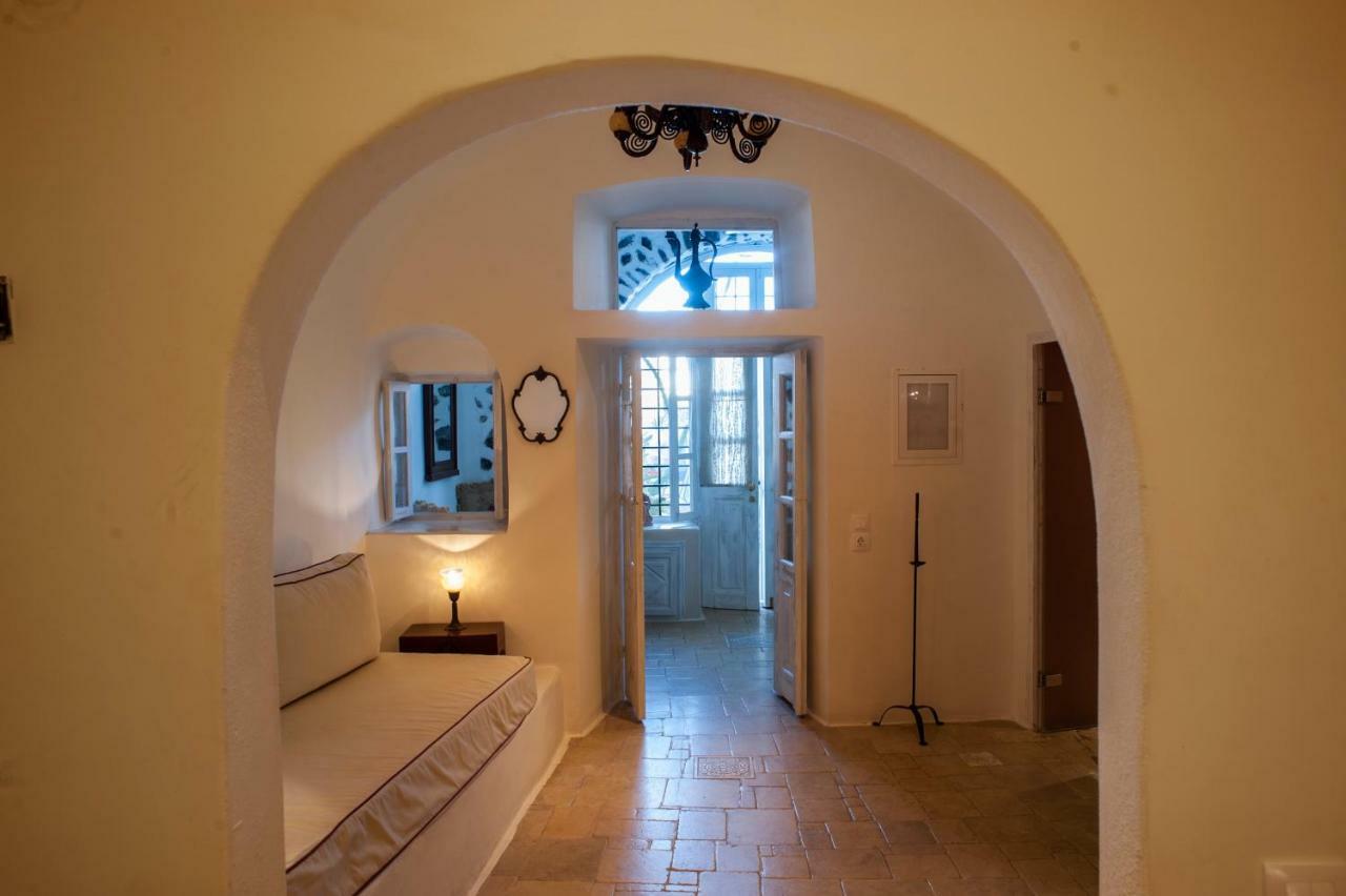 Heliophos Boutique Caves 3* Oía
