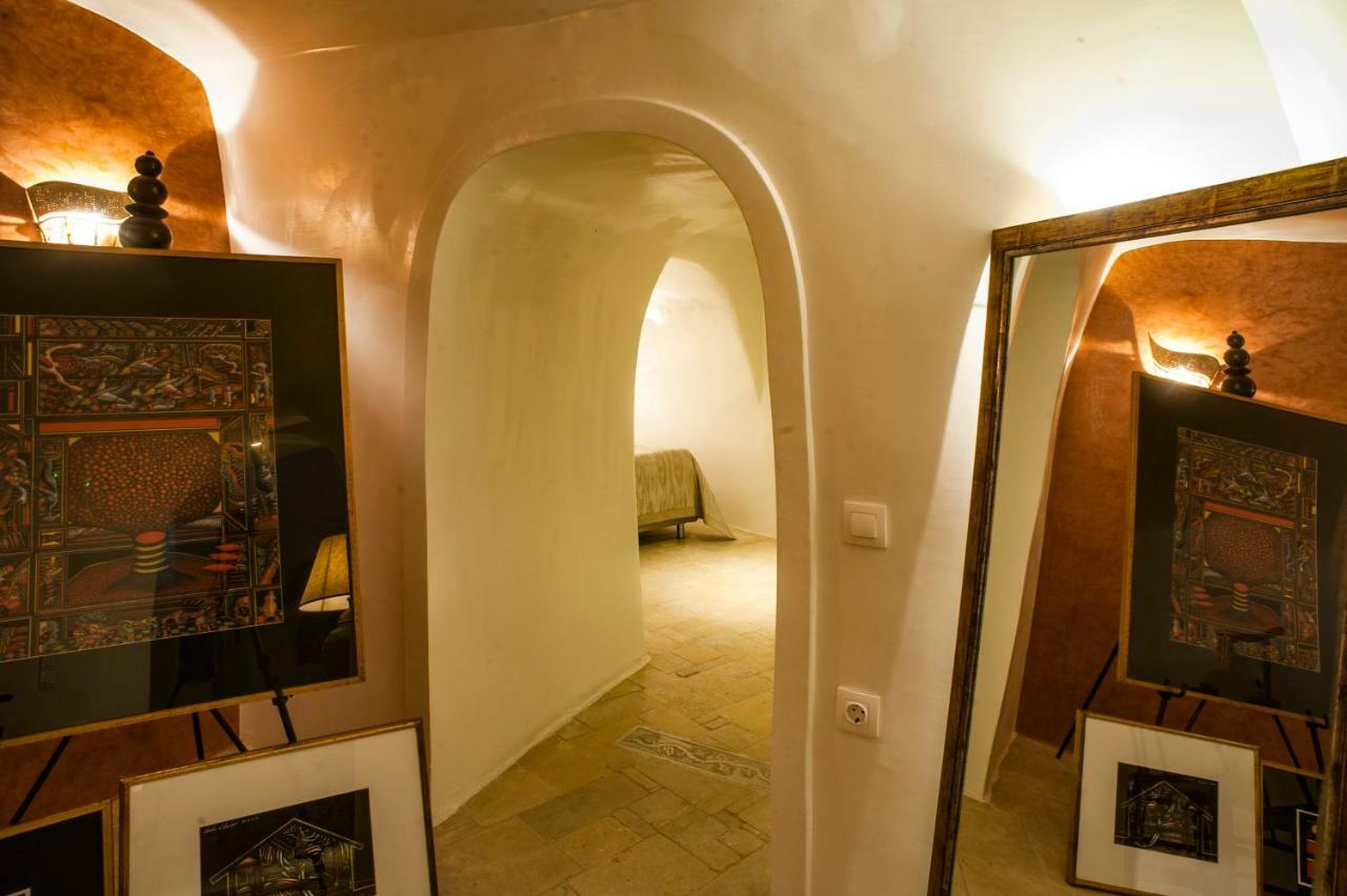 Heliophos Boutique Caves Oía