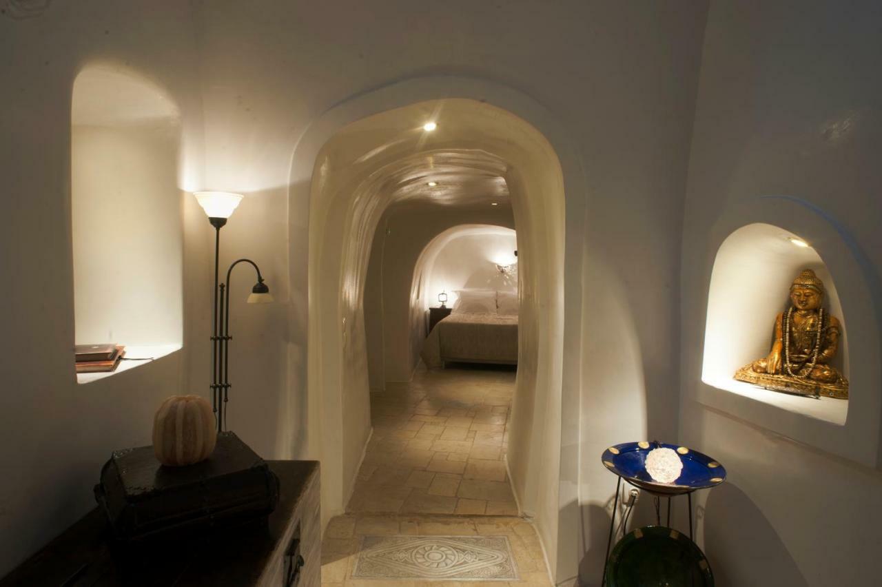 Heliophos Boutique Caves 3* Oía